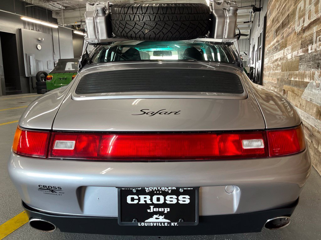 Used 1995  Porsche Carrera 4 image 21