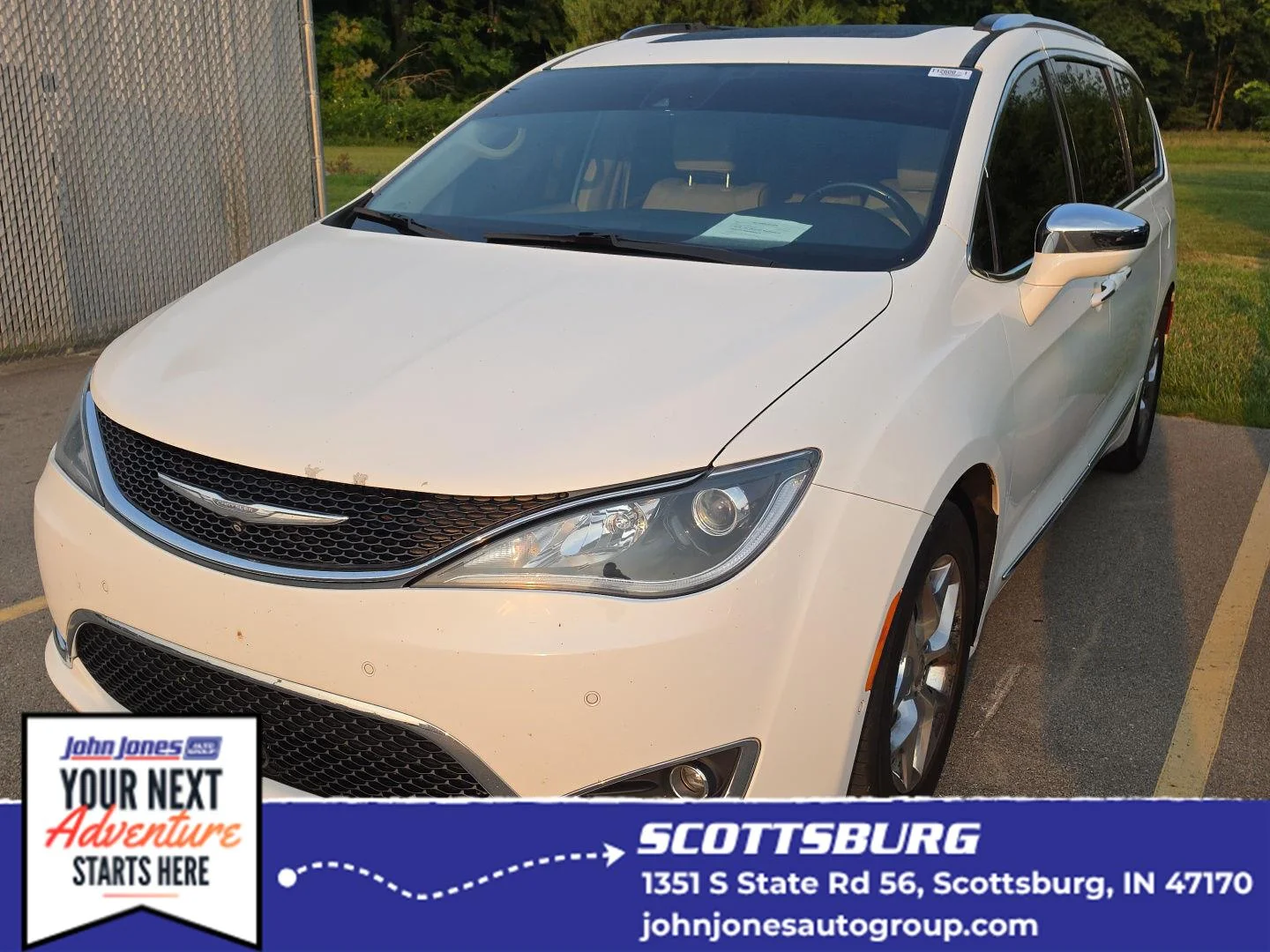 Used 2017 Bright White Clearcoat Chrysler Limited image 1