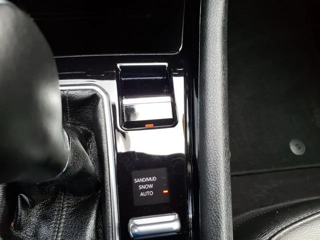 Used 2024  Jeep Limited image 22
