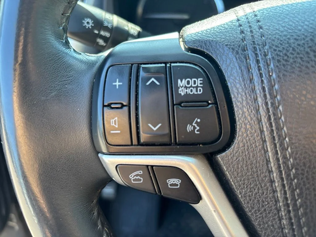 Used 2016 Gray Toyota XLE V6 image 19