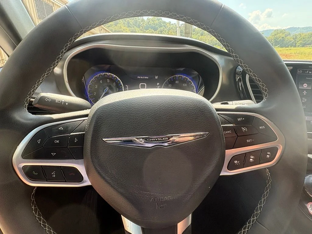 Used 2025 White/off-white Chrysler Select image 17
