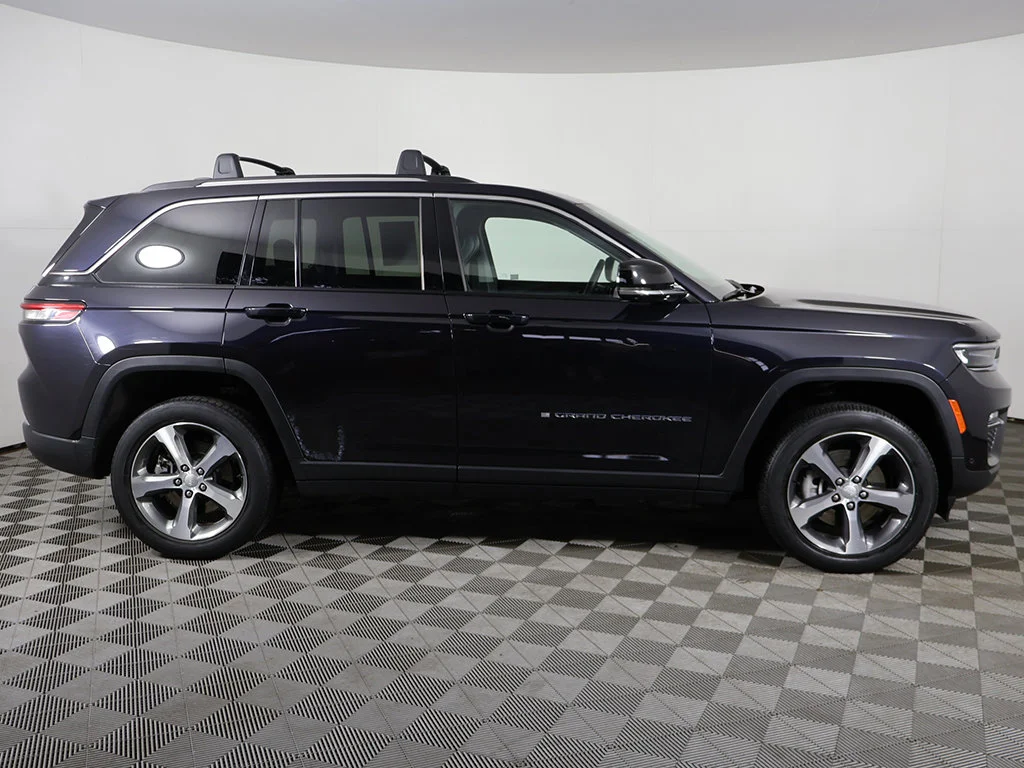 Used 2022 Midnight Jeep 4xe image 23