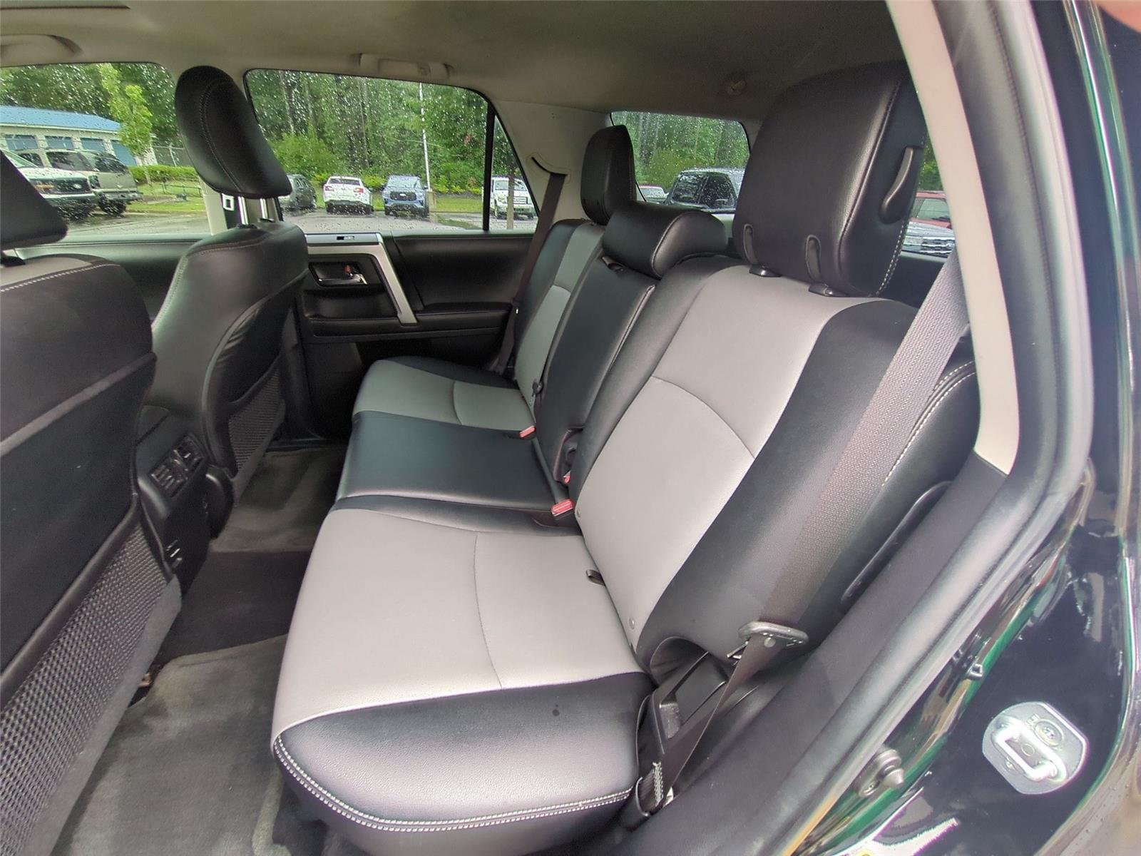 Used 2016 Midnight Black Metallic Toyota SR5 Premium image 33