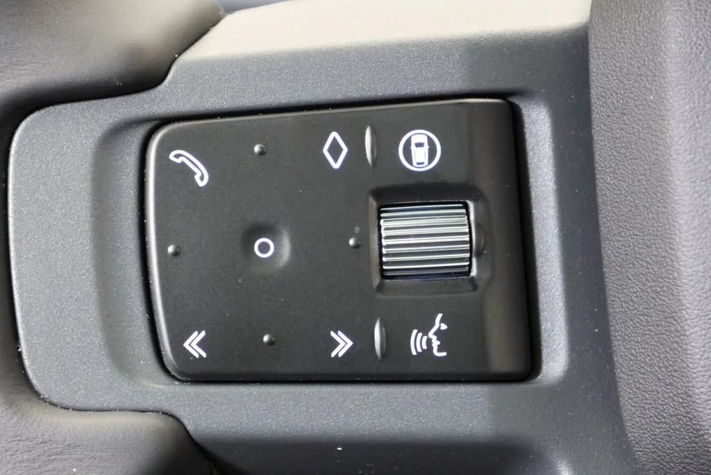 2026 Land Rover Defender X-Dynamic SE - Photo 18