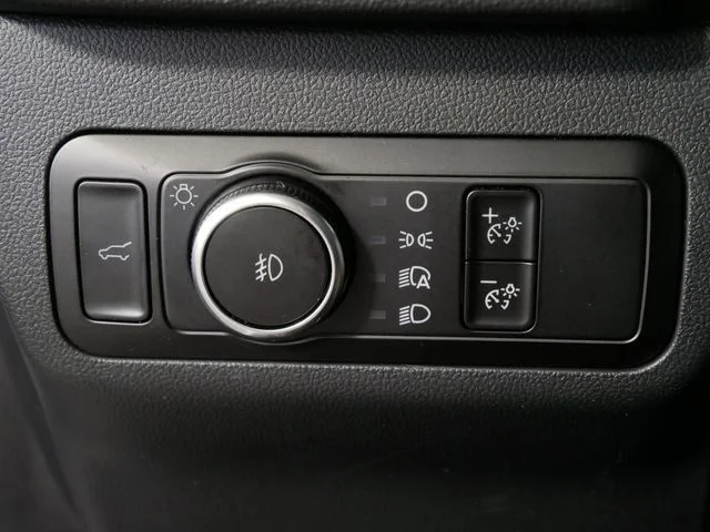 Used 2025  Ford Platinum image 18