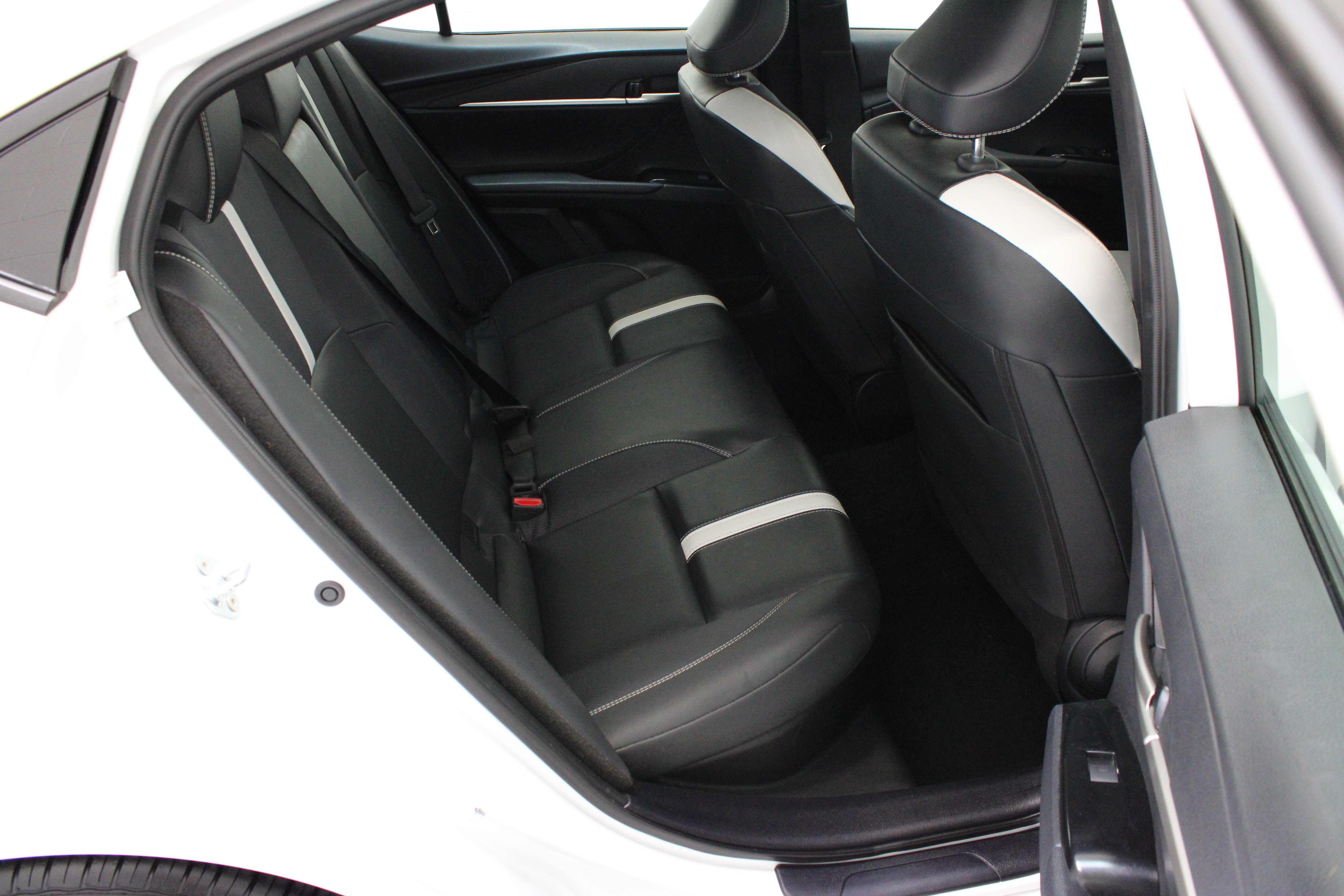 Used 2025 BLIZZARD PEARL Toyota SE image 33