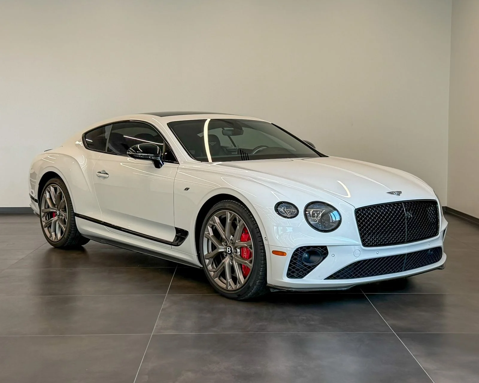 Used 2023 White Bentley V8 S image 1
