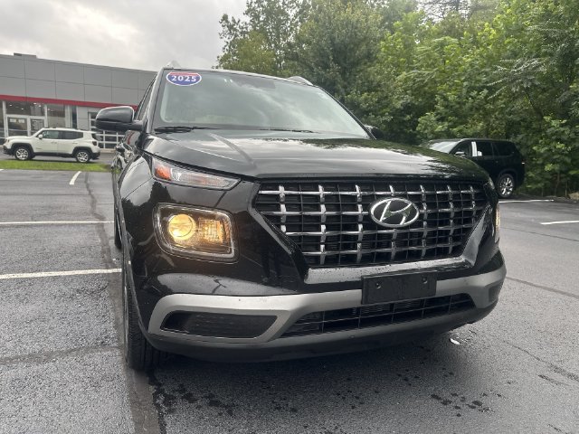 Used 2025 Black Hyundai SEL image 18