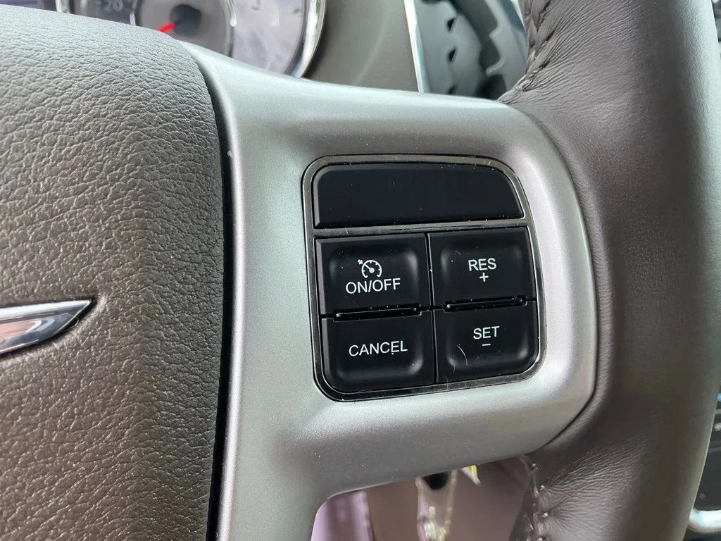 Used 2014 White Chrysler Touring-L image 37