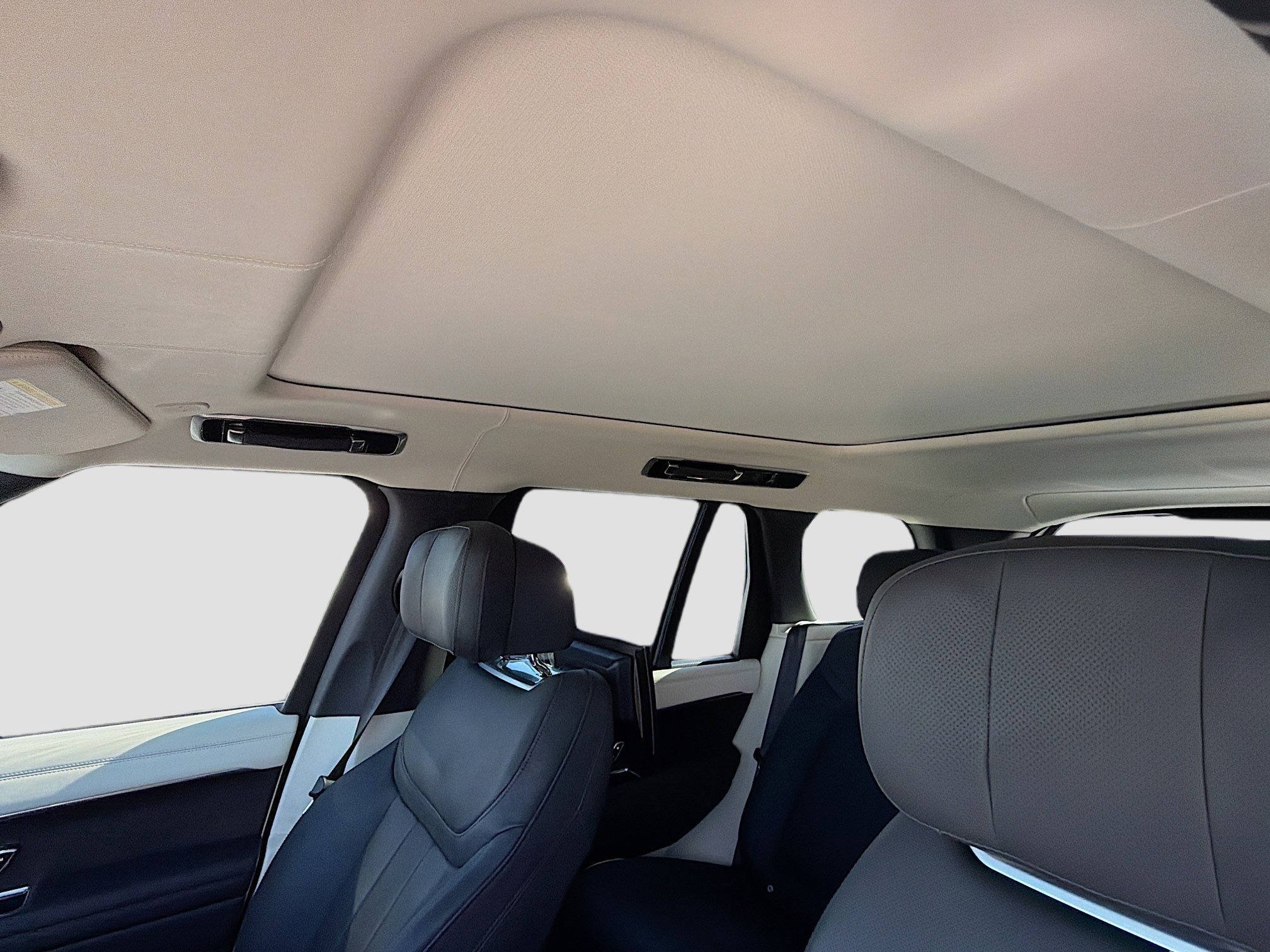Used 2024 Ligurian Black SV Bespoke Ultra Metallic Sat Land Rover Autobiography image 27