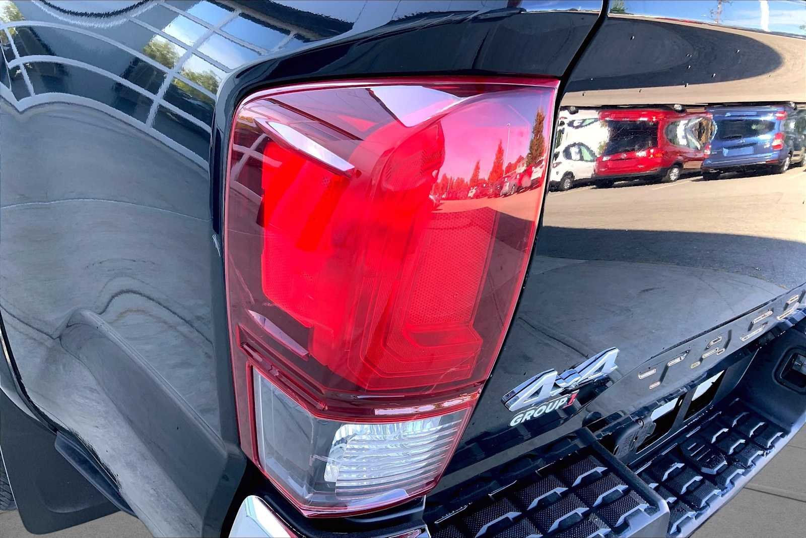 Used 2019 Midnight Black Metallic Toyota SR5 image 27