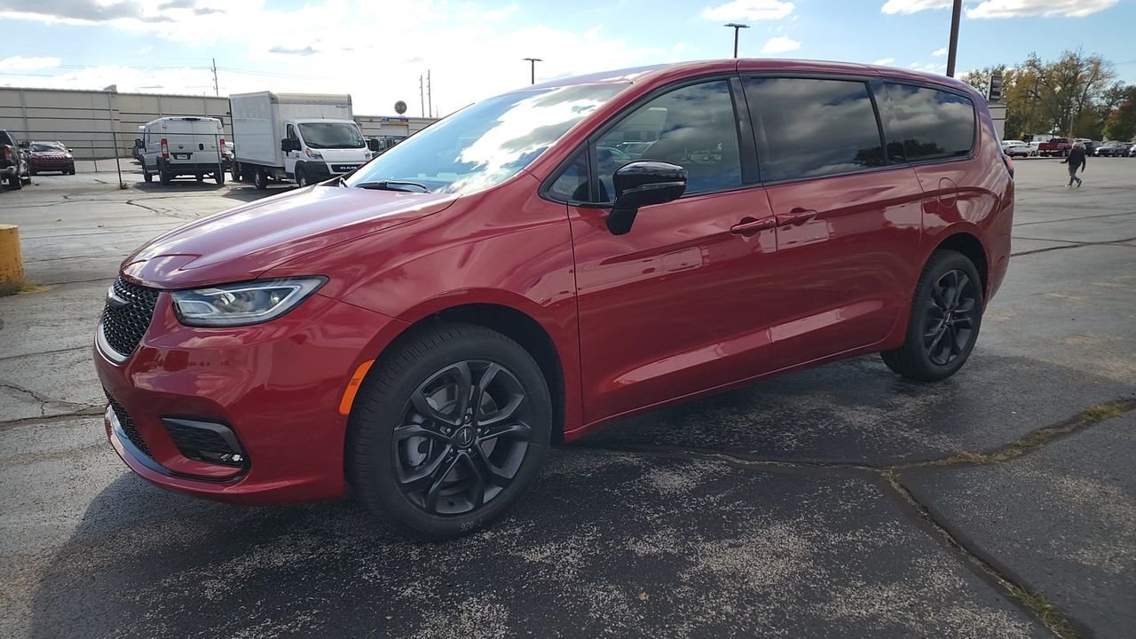 New 2026 Red Hot Pearl-Coat Exterior Paint Chrysler Select image 4