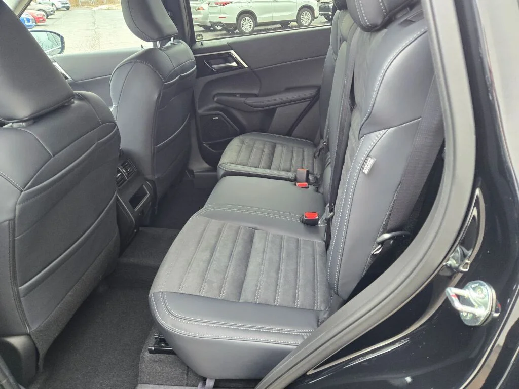 New 2026 Black Mitsubishi SE image 12