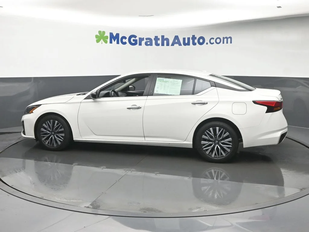 Used 2025 White Nissan 2.5 SV image 22