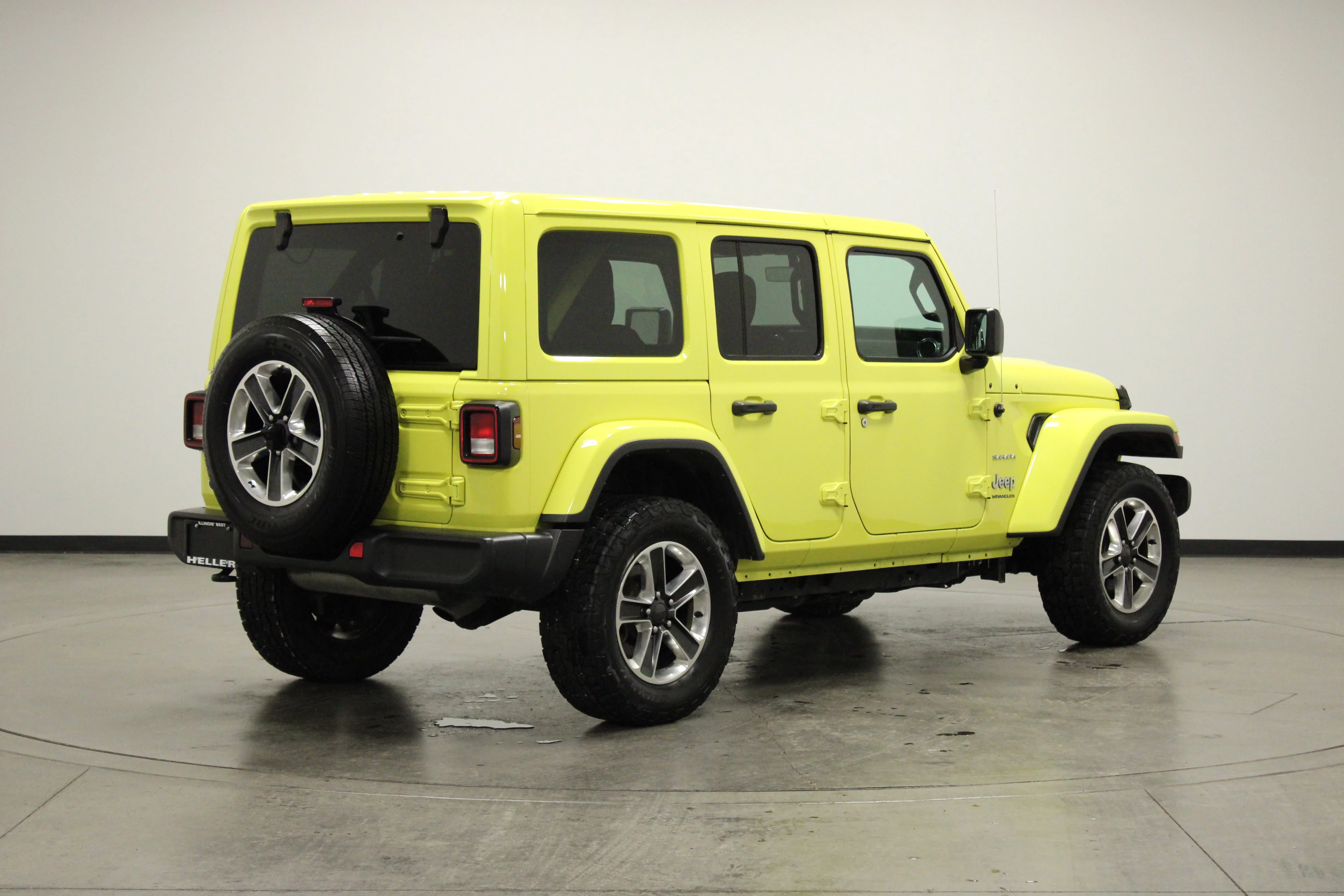 Used 2023 High Velocity Clearcoat Jeep Sahara image 8