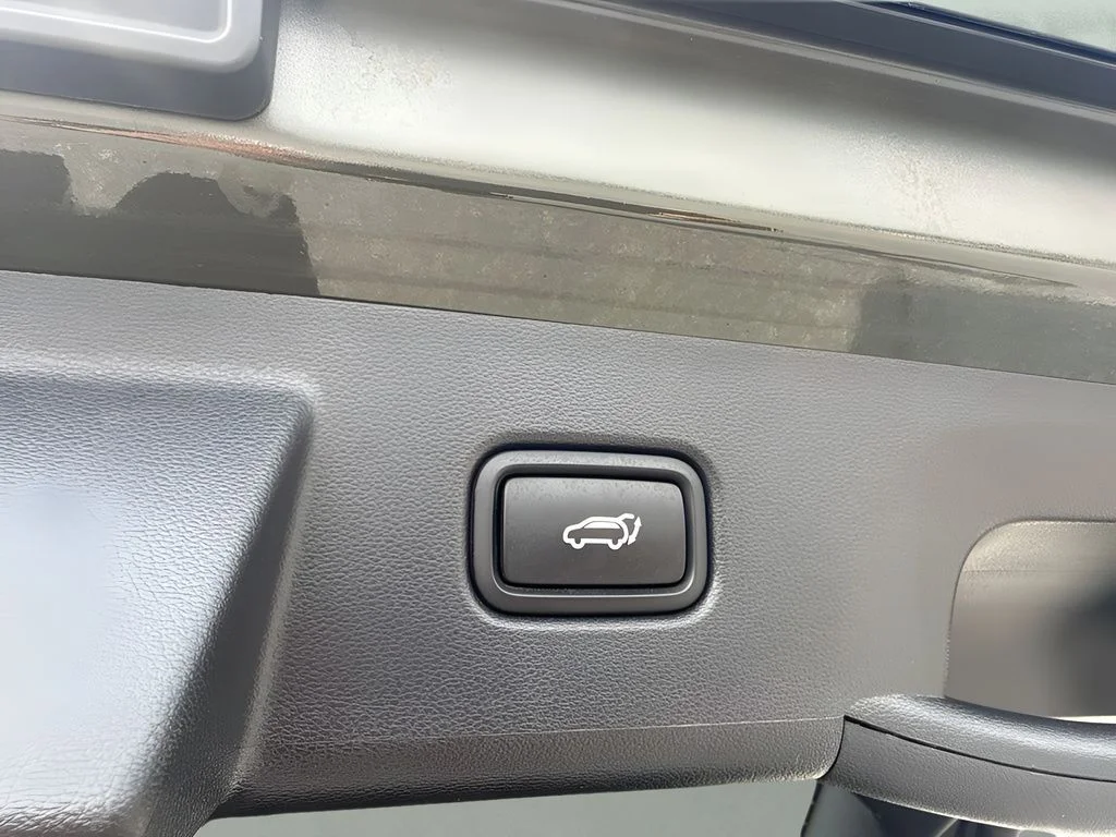 Used 2025 Green Hyundai SEL image 24