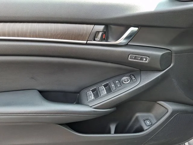 Used 2018 Silver Honda EX-L image 13