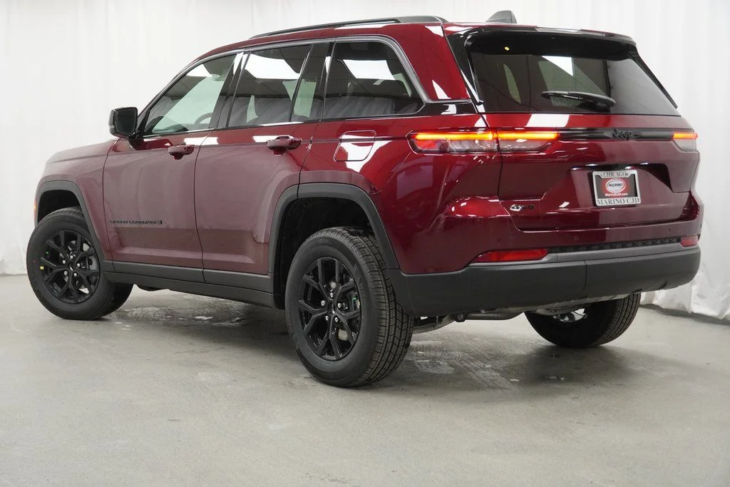 New 2026 Velvet Red Pearl-Coat Exterior Paint Jeep Laredo Altitude image 13