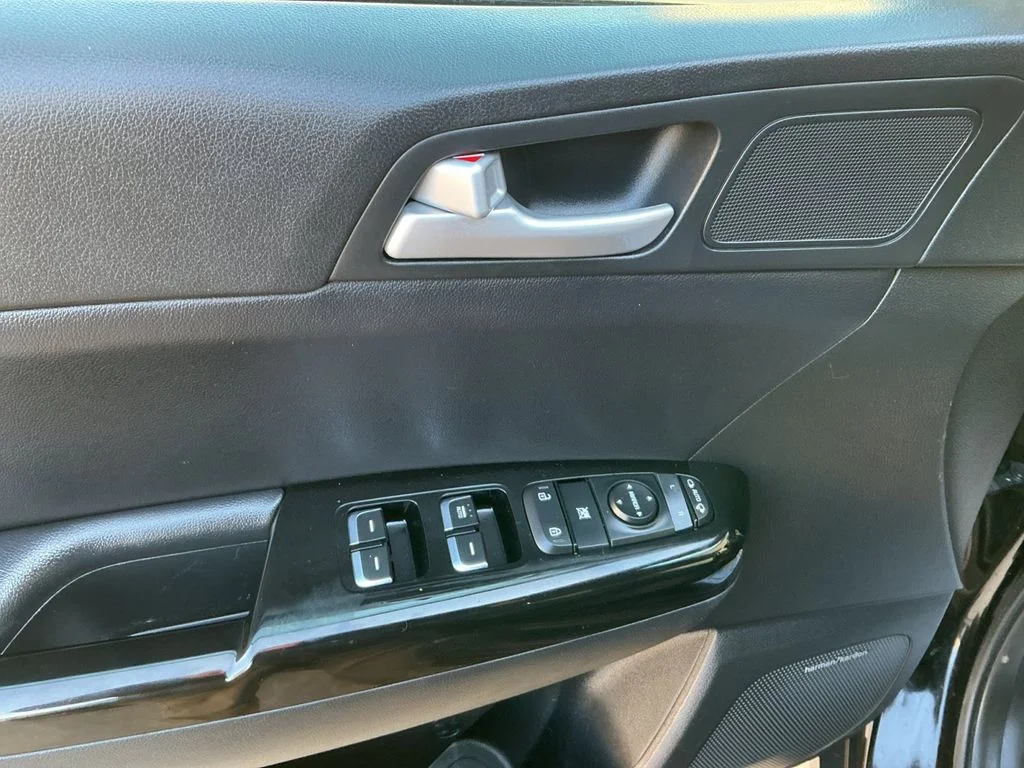 Used 2018 Red Kia EX image 10
