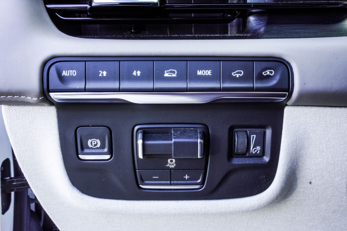 Used 2024 White Cadillac Sport Platinum image 31