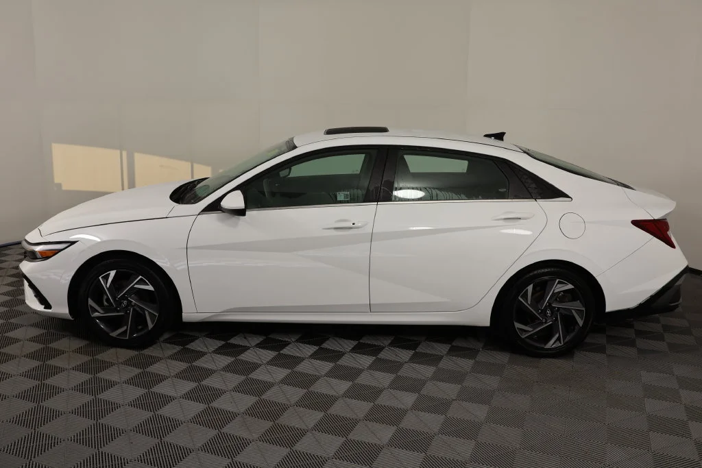 Certified Used 2025 White Hyundai SEL Convenience image 5