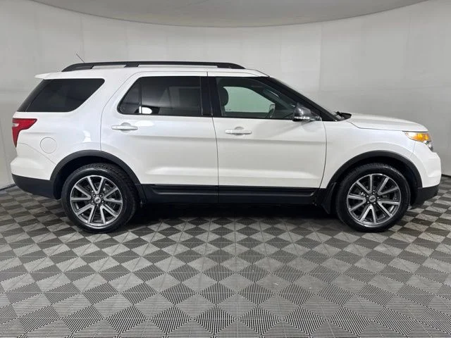 Used 2015 White Platinum Clearcoat Metallic Ford XLT image 2