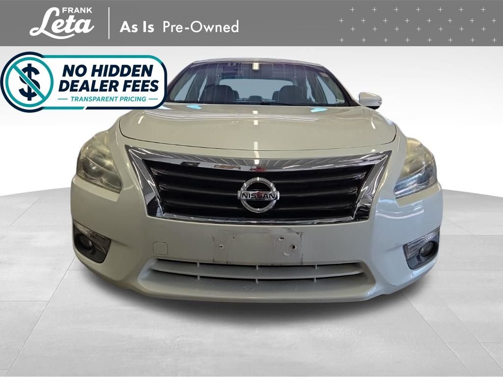 Used 2013 Pearl White Metallic Nissan  image 9
