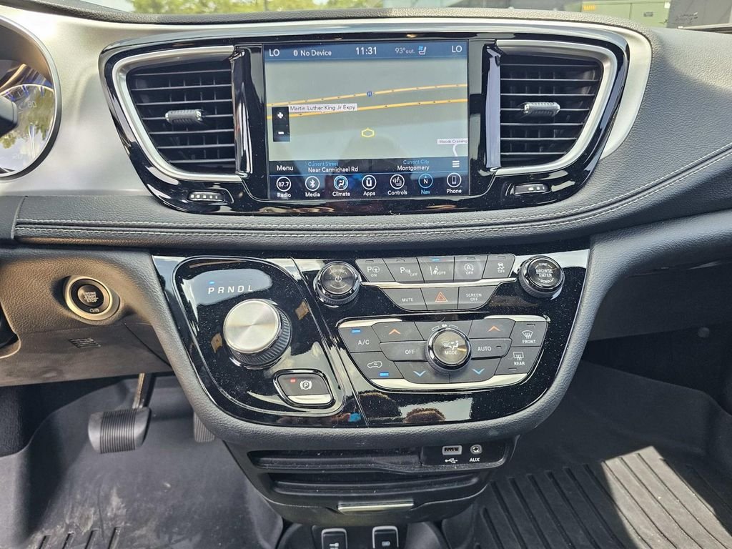 Used 2019 Red Chrysler Limited image 18