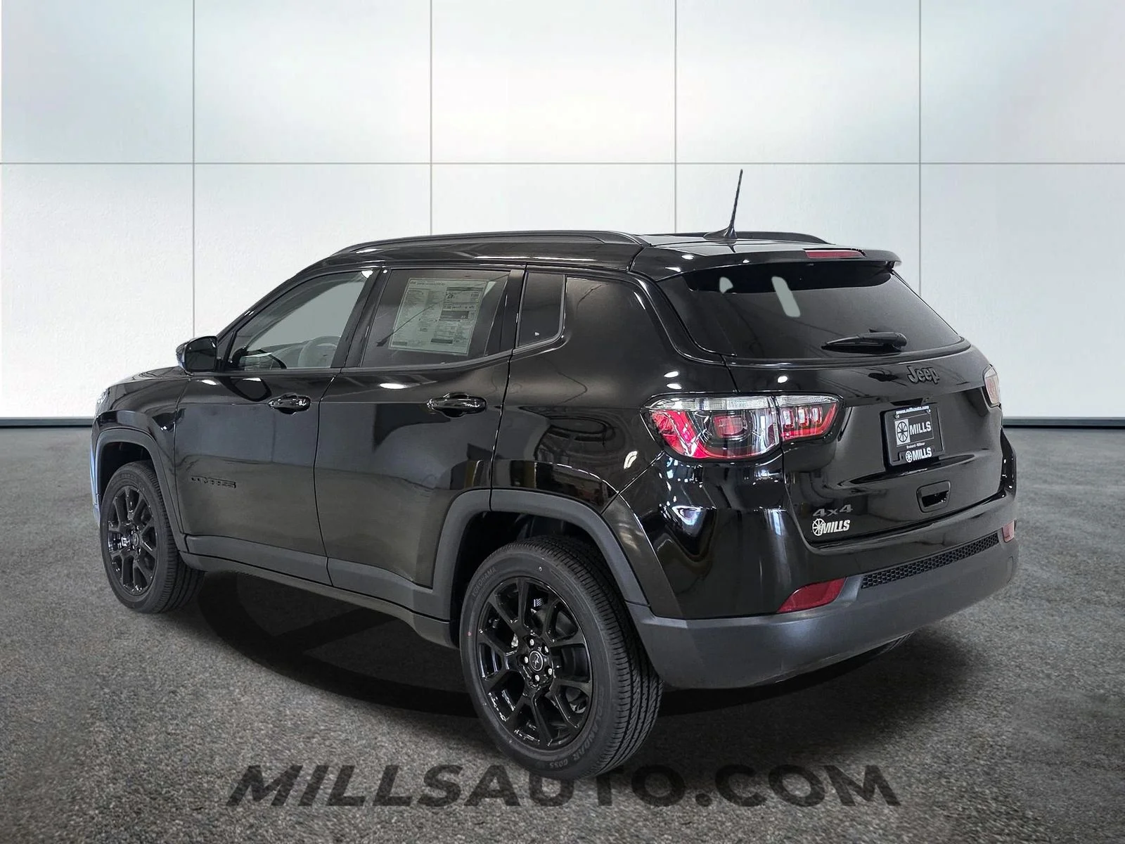 New 2026 Diamond Black Crystal Pearl-Coat Exterior Paint Jeep Latitude image 4