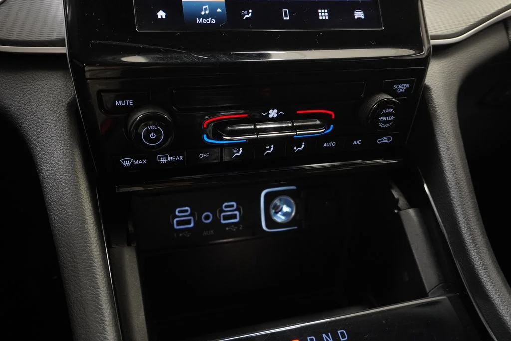 Used 2023 White/off-white Jeep Laredo image 36