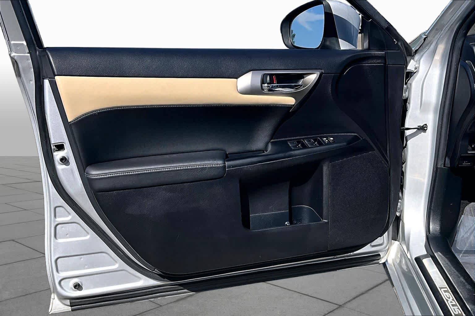 Used 2014 Silver Lining Metallic Lexus Hybrid image 21