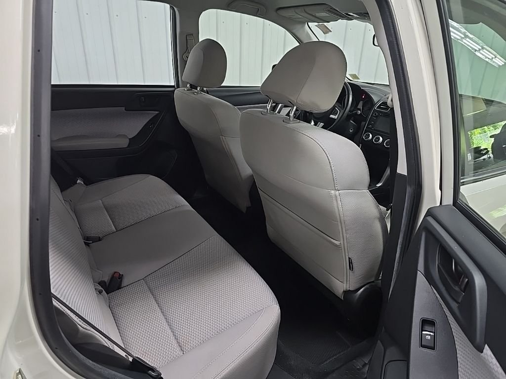 Used 2018 White Subaru 2.5i image 19