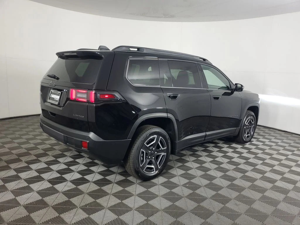 New 2026 Diamond Black Crystal Pearl-Coat Exterior Paint Jeep Limited image 4