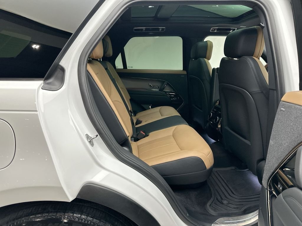 Certified Used 2025 Fuji White Land Rover Dynamic SE image 19