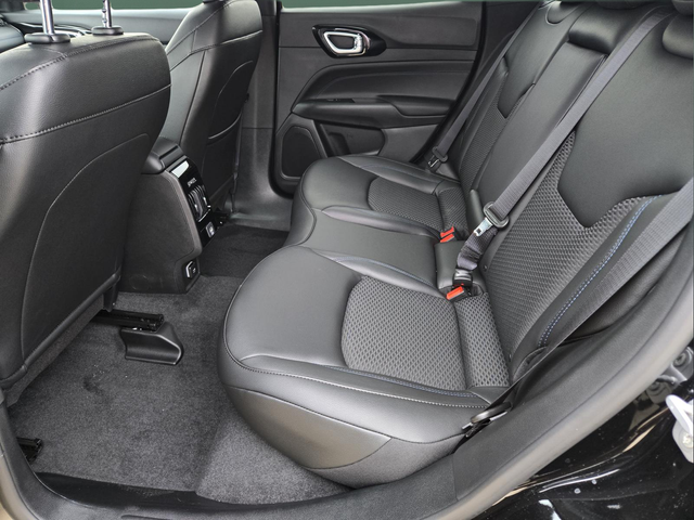 New 2026 Diamond Black Crystal Pearlcoat Jeep Latitude image 20