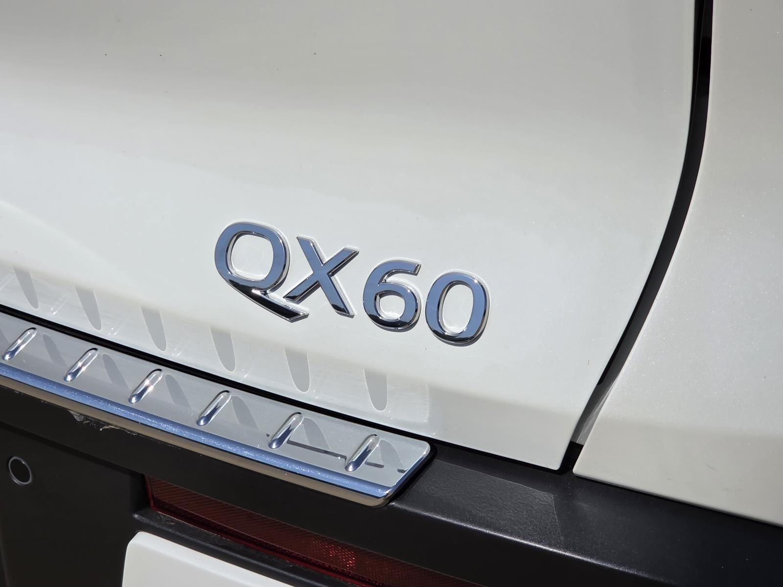 Used 2024 Majestic White/Black Obsidian INFINITI AUTOGRAPH image 11