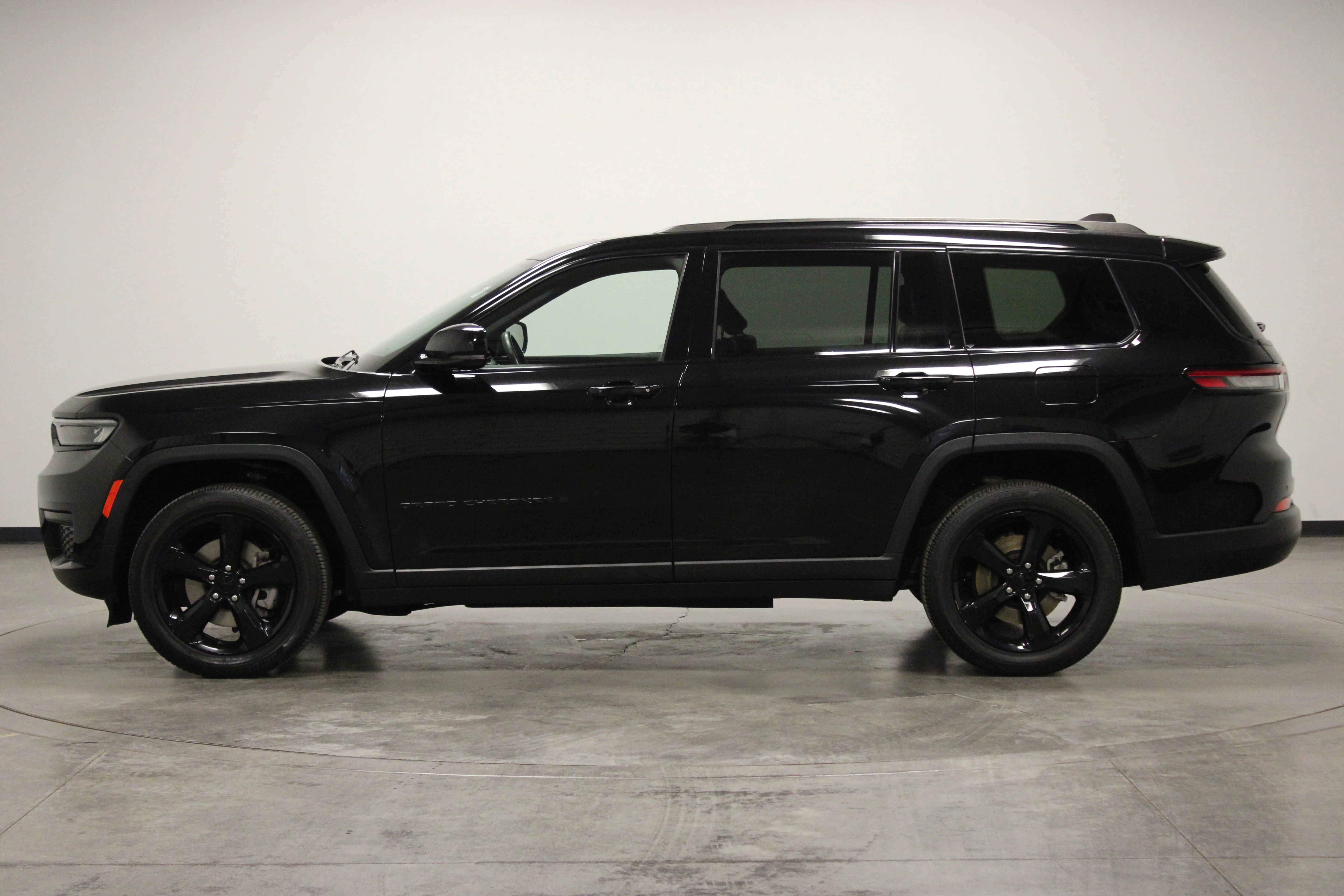Used 2023 Diamond Black Crystal Pearlcoat Jeep Altitude image 5
