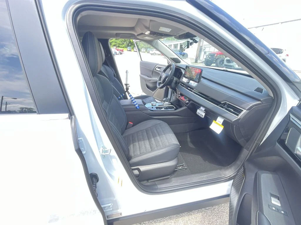 Used 2025 White Mitsubishi SE image 25