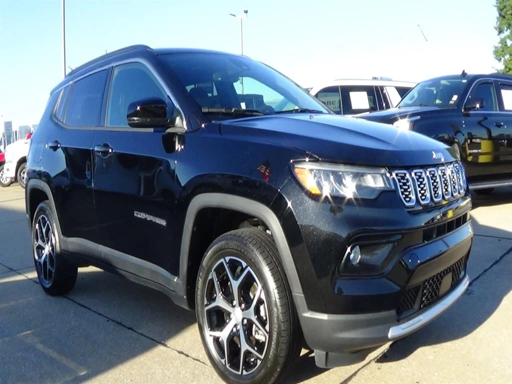 Used 2024 Diamond Black Crystal Pearl Coat (pxj) Jeep Limited image 4