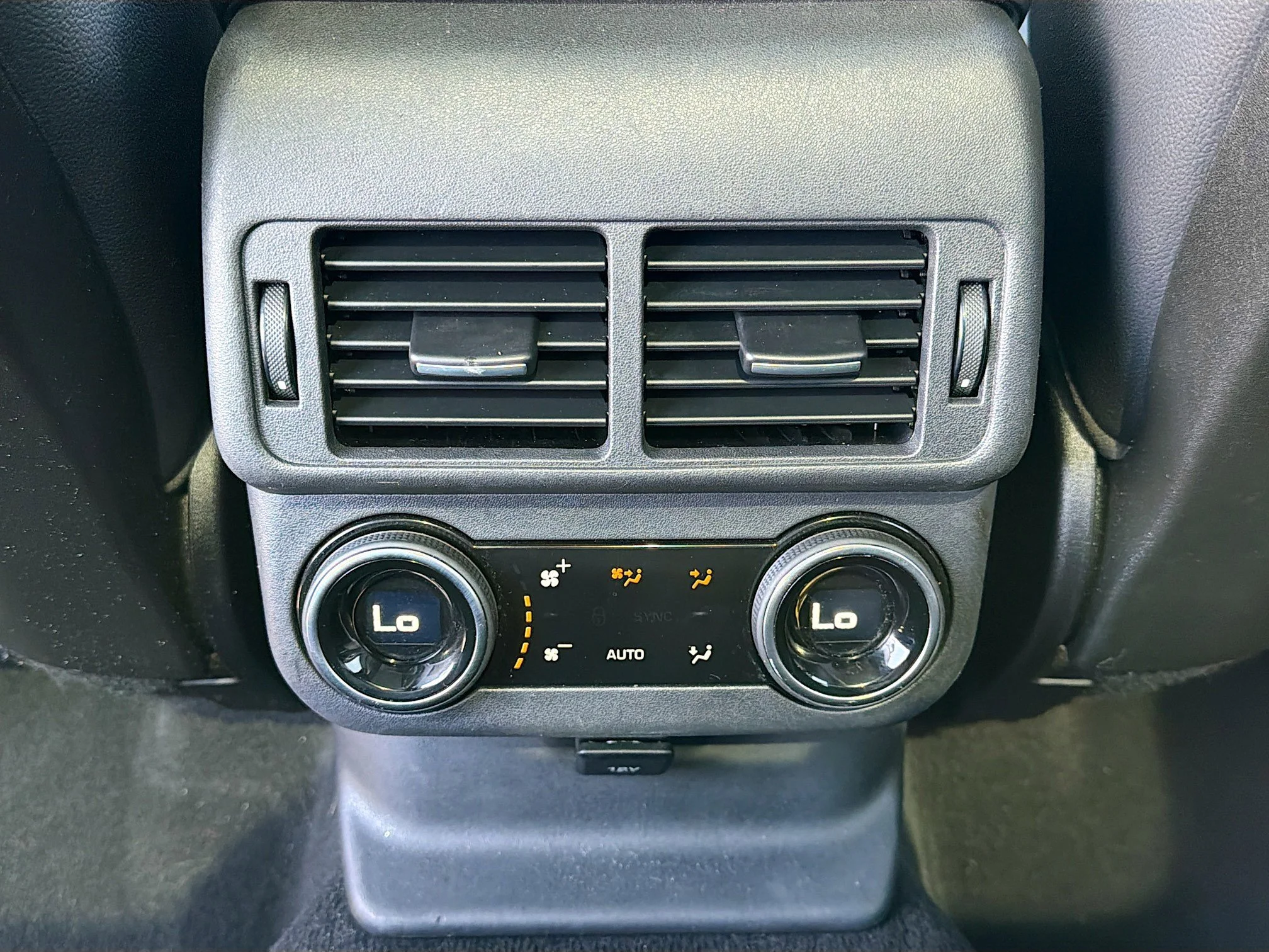 Used 2019 Narvik Black Land Rover R-Dynamic SE image 19