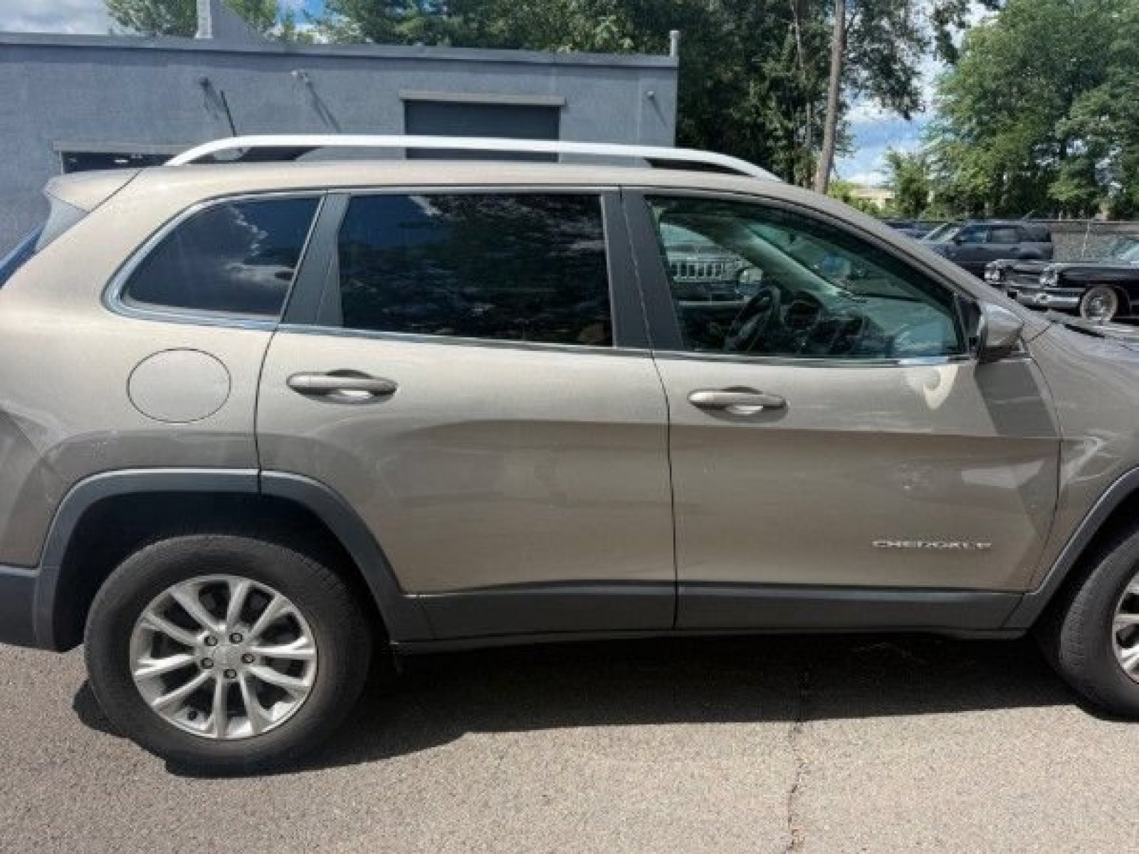 Used 2019 Light Brownstone Pearlcoat Jeep Latitude image 4