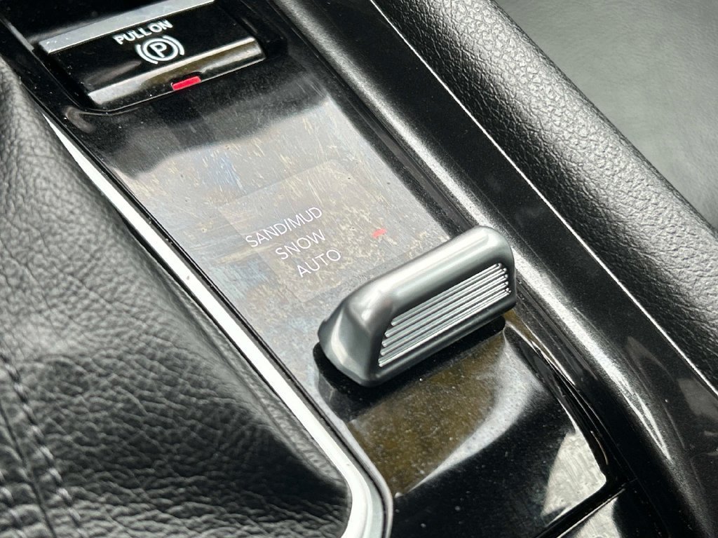 Used 2023 Gray Jeep Latitude image 27