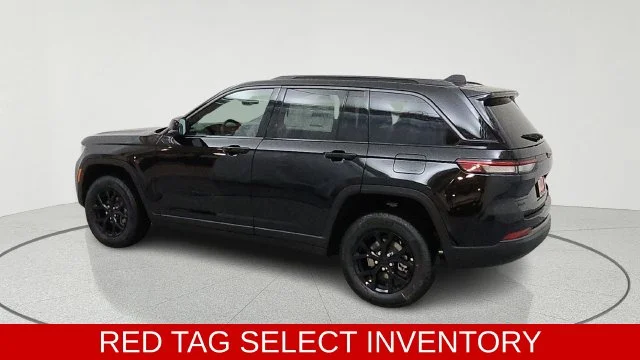New 2026 Diamond Black Crystal Pearl-Coat Exterior Paint Jeep Laredo Altitude image 5