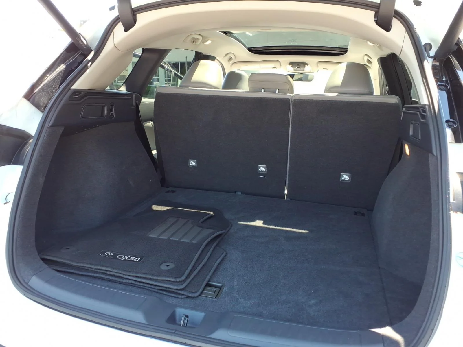Certified Used 2025 White INFINITI LUXE image 25