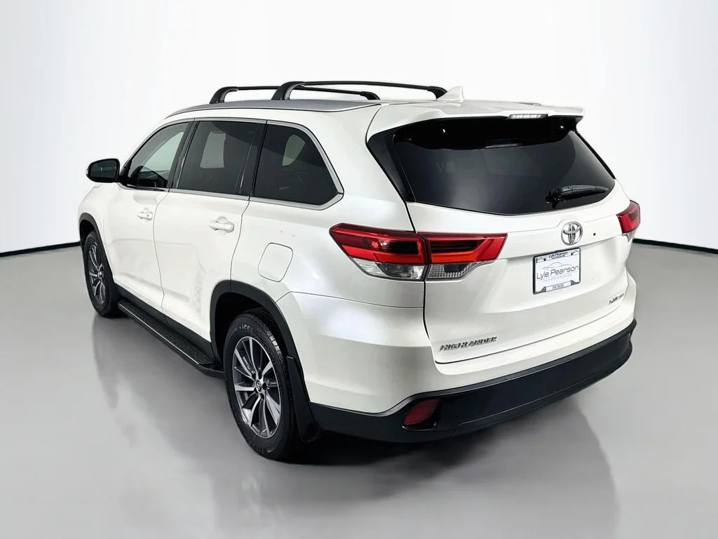 Used 2019 White Toyota XLE image 3