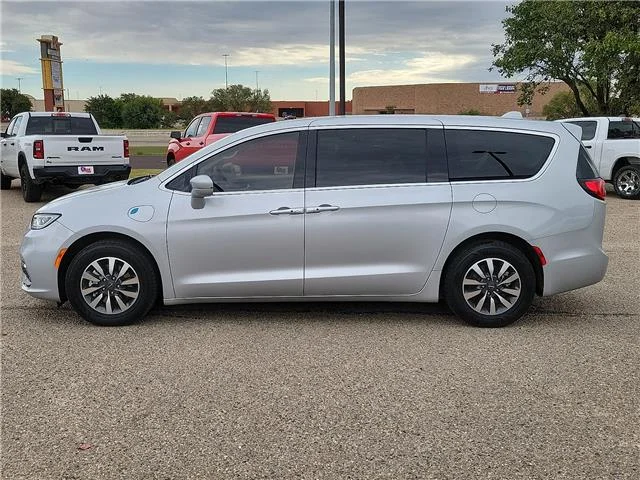 Used 2022  Chrysler Touring L Front-Wheel Drive Passenger image 2
