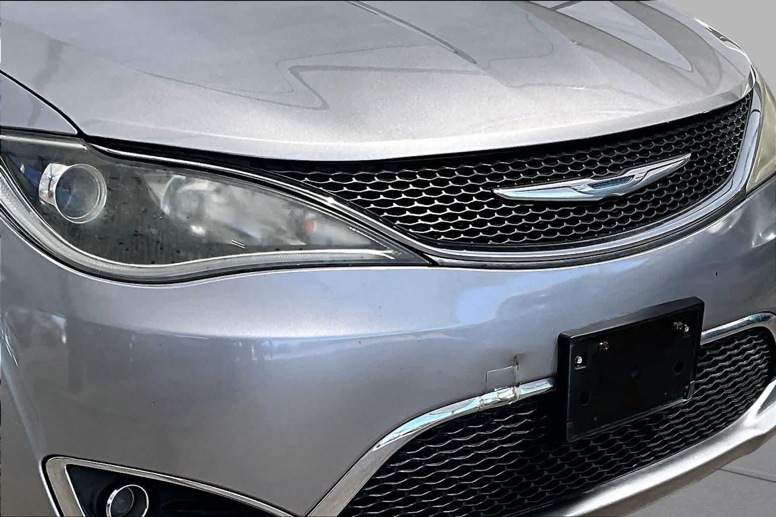 Used 2017 Billet Silver Metallic Clearcoat Chrysler Touring-L image 29