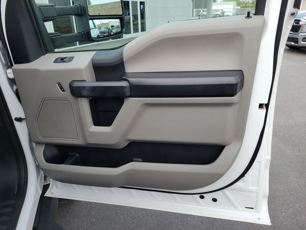 2019 Ford F-550 Super Duty Chassis Cab XL - Photo 32
