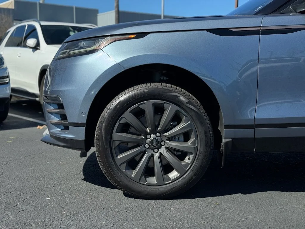 Used 2019 Byron Blue Metallic Land Rover SE R-Dynamic image 5