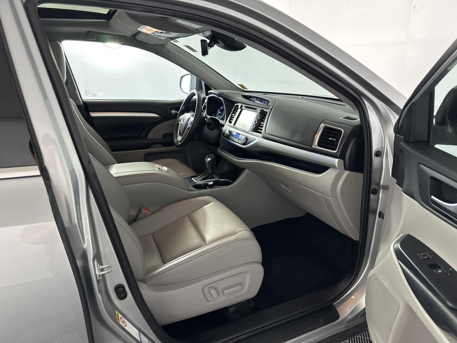 Used 2019 Celestial Silver Metallic Toyota XLE image 27